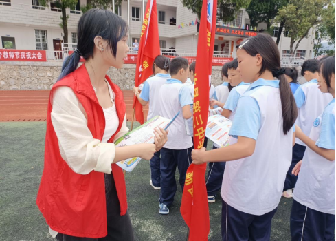 酒埠江镇：开展“敲门行动” 筑牢安全防线