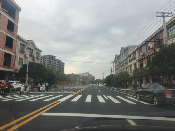 谭桥街道：谭桥大道路面沥青铺设顺利完工