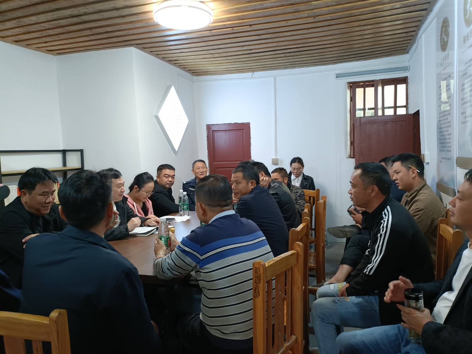 石羊塘镇：人大代表进站履职 关心关注民生实事
