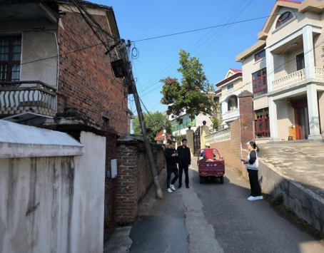联星街道文化社区：拆除破损电线杆 保障群众出行无忧