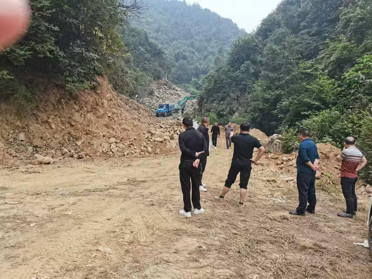 莲塘坳镇：开展打击非法采石专项整治行动