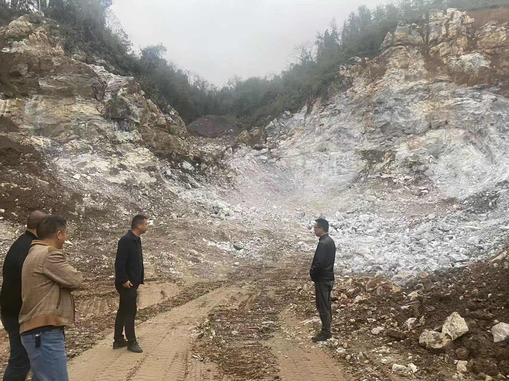 黄丰桥镇：强化联合执法，打击非法采石