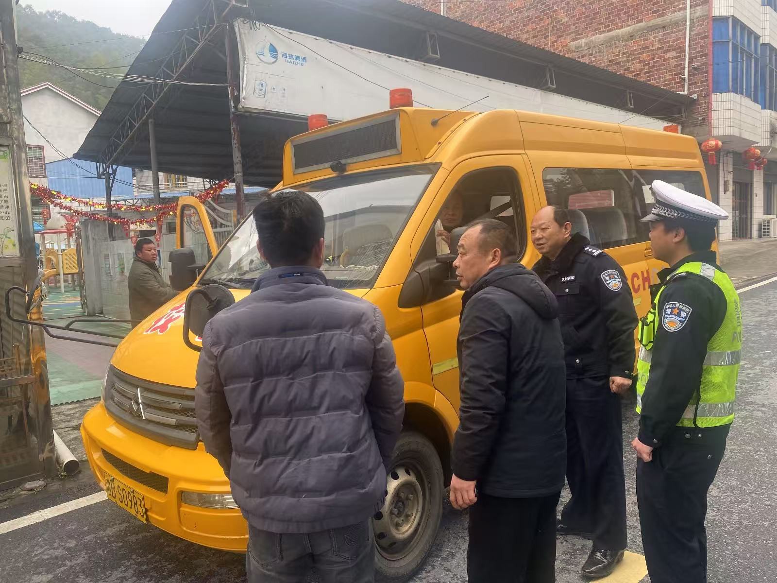 黄丰桥镇开展校车安全检查，筑牢校园安全防线