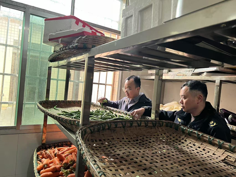 守护学生“舌尖上的安全”筑牢食品安全防线——鸾山镇开展食品安全检查