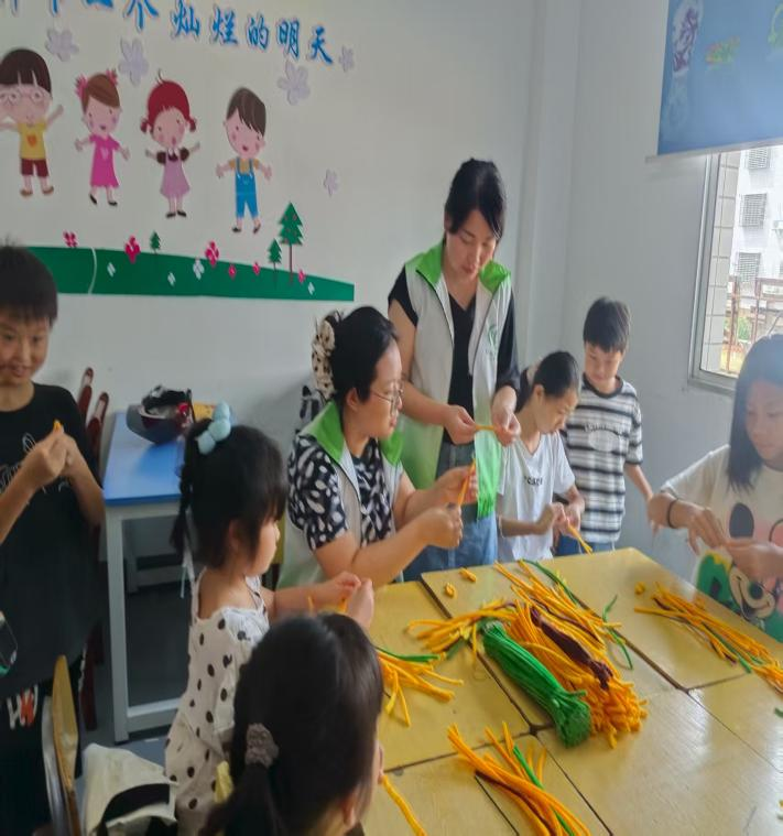江桥民政服务站开展“巧手慧心·乐在指尖”扭扭棒手工制作活动