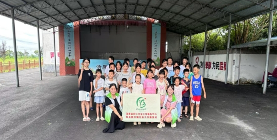新市镇民政服务站开展“趣玩三连：一笔・一蹲・一朵开” 主题活动