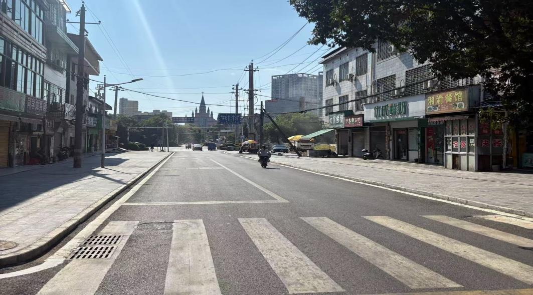 告别“行路难”！江桥街道西阁社区工业路暑期焕新颜