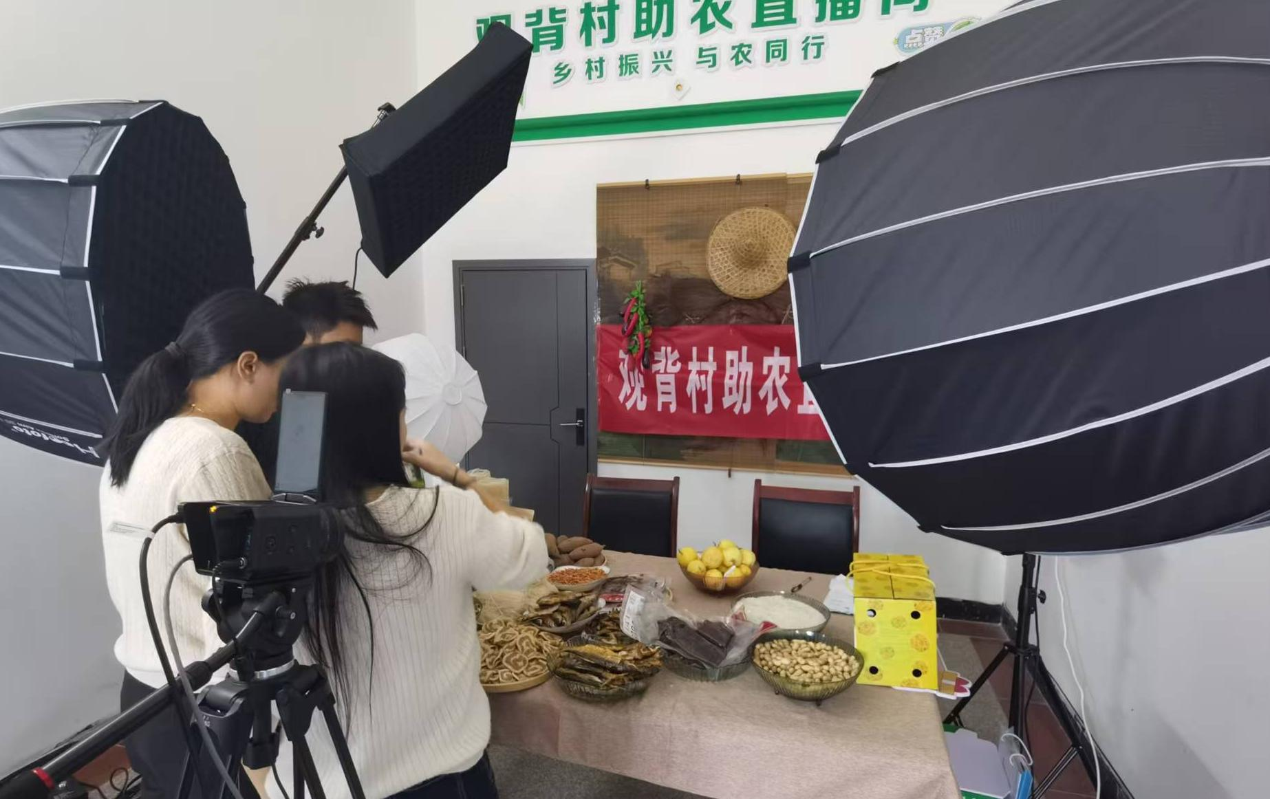 县商务局一线服务 为电商发展注入“强心剂”