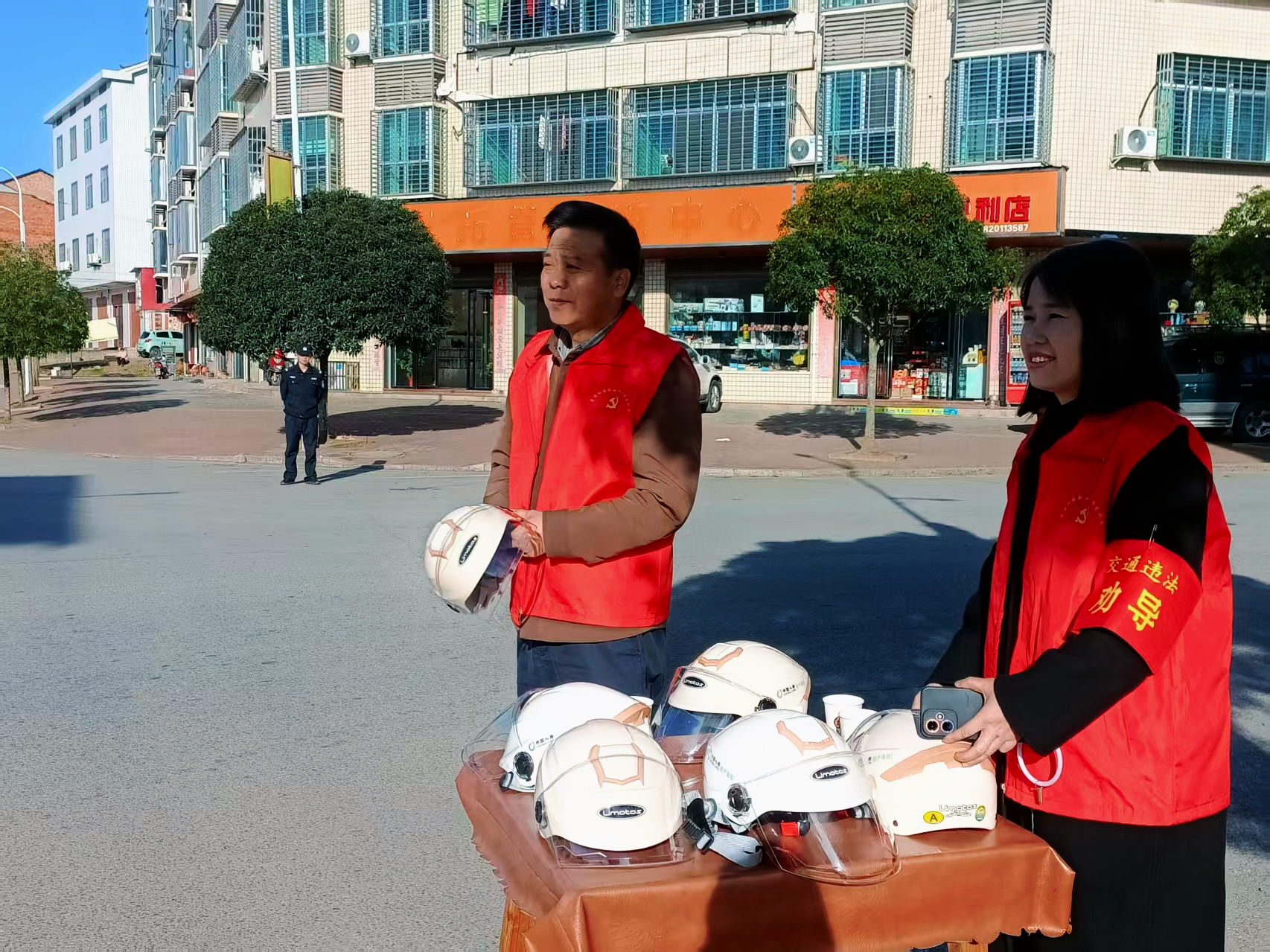 莲塘坳镇：联合劝导强防护 一盔守护平安路