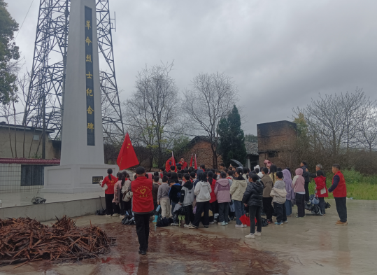 铭记英烈功勋 赓续红色血脉 丫江桥镇大桥小学开展清明祭扫活动