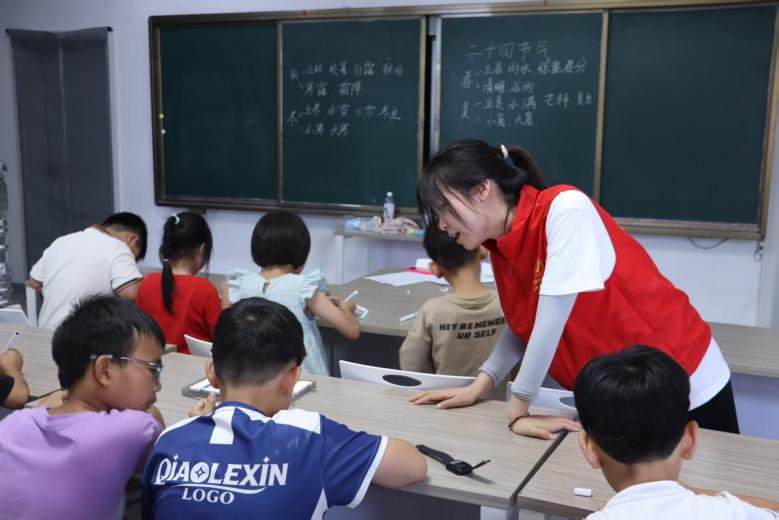 湖南科技大学人文学院“三下乡”志愿团队开展绘画课堂：小木桩绘出大世界，乡野课堂的节气美学