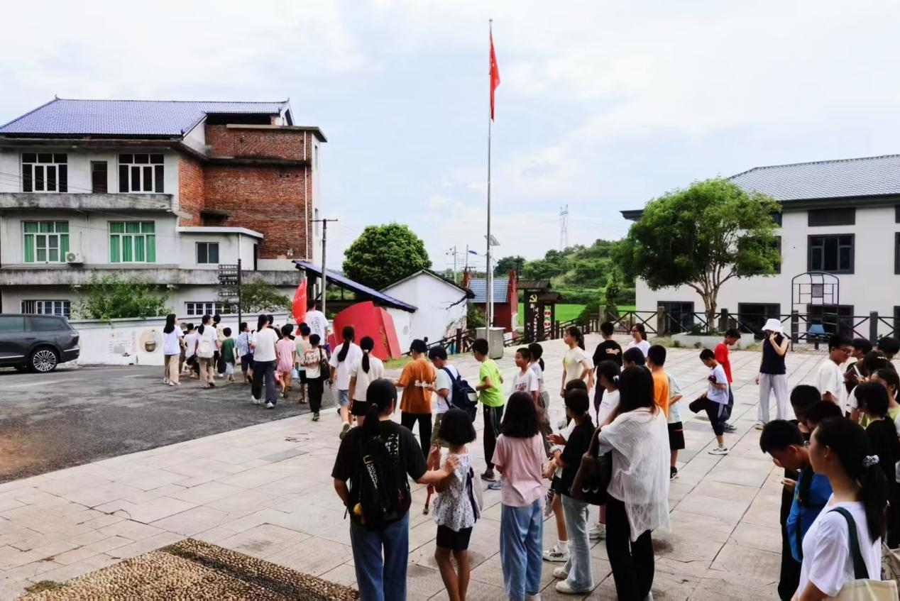 湖南师范大学“护鸟营”暑期社会实践团带领洲上田村学生开展体能锻炼与生态教育