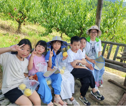 躬耕桃园  收获成长  这堂劳动课，我们在鸾山“摘”下夏天