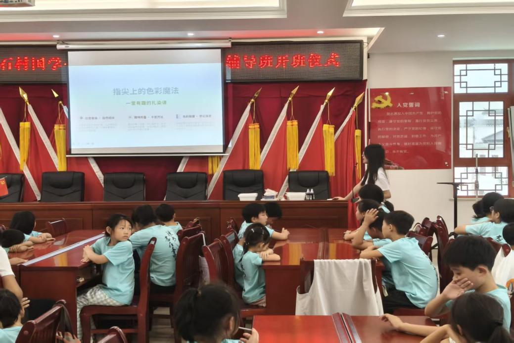 攸县丫江桥镇：非遗扎染走进乡村课堂，大学生实践团助力美育润童心