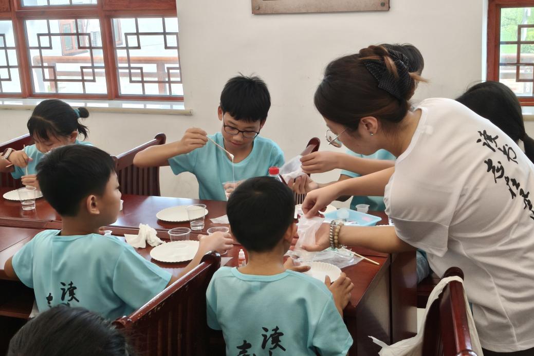 丫江桥镇暑期夏令营：巧解粉末奥秘，厚植红色初心